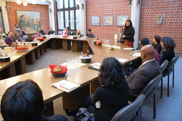 Landrätin Theresia Riedmaier verlieh an 26 Personen die deutsche Bürgerschaft.