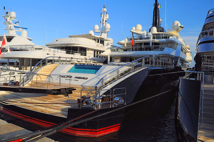 Yacht Alfa Nero